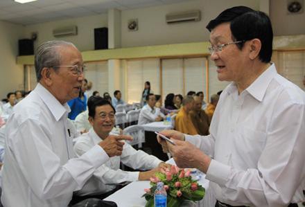 Встречи вьетнамских руководителей с местными избирателями - ảnh 1