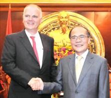 Председатель Национального собрания СРВ принял главу миссии ЕС во Вьетнаме - ảnh 1