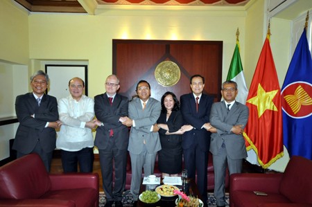 Посольство Вьетнама в Италии организовало церемонию поднятия флага АСЕАН - ảnh 1