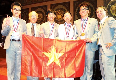 Посол Вьетнама в США поздравил вьетнамских школьников, завоевавших медали... - ảnh 1
