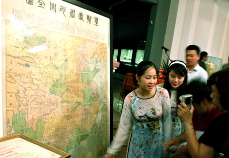 Экспонируется древняя географическая карта китайской династии Цин - ảnh 1