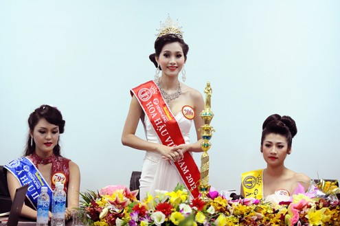 В городе Дананге завершился конкурс «Мисс Вьетнам-2012» - ảnh 1