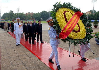 Руководители Партии и Государства возложили цветы к Мавзолею Хо Ши Мина - ảnh 1