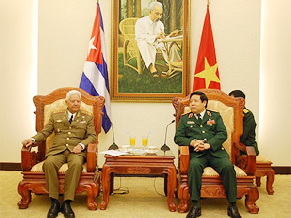 Министр обороны Фунг Куанг Тхань принял замминистра Вооруженных сил Кубы - ảnh 1