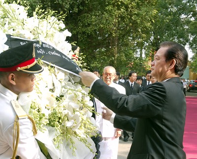 Руководители Вьетнама присутствовали на траурной церемонии в честь бывшего... - ảnh 1