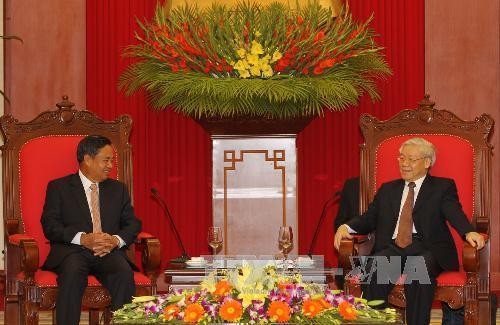 Нгуен Фу Чонг принял высокопоставленную делегацию ЦК НРП Лаоса - ảnh 1