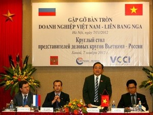 В Ханое прошел круглый стол представителей деловых кругов Вьетнама-России - ảnh 1