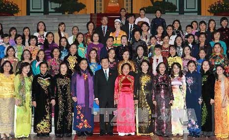 Президент СРВ Чыонг Тан Шанг встретился с женщинами-депутатами - ảnh 1