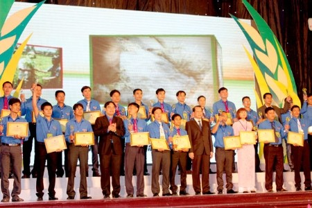 Церемония вручения премии «Лыонг Динь Куа» лучшим молодым крестьянам - ảnh 1