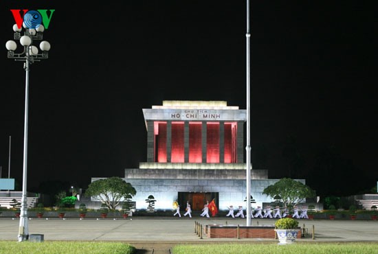 Церемония спуска флага на площади Бадинь - ảnh 7