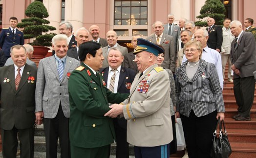Министр обороны Вьетнама принял делегацию советских ветеранов войны - ảnh 1