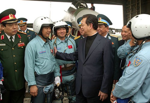 Премьер-министр Нгуен Тан Зунг посетил 923-й полк ВВС Вьетнама - ảnh 1