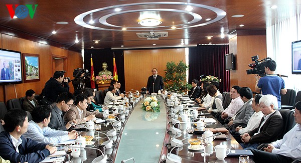 Вице-премьер Нгуен Суан Фук посетил и поздравил 