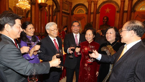 Генсек ЦК КПВ поздравил действующих и бывших руководителей страны с Новым годом - ảnh 1