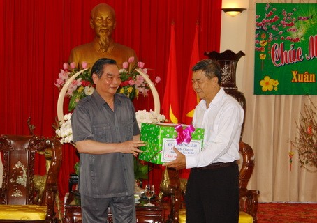 Руководители Вьетнама поздравили армию и народ с наступающим Новым годом - ảnh 1