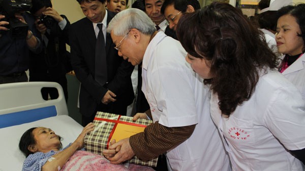 Генсек ЦК КПВ Нгуен Фу Чонг посетил больницу «К» и детскую больницу - ảnh 1