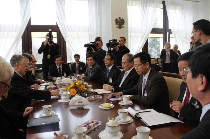 Официальный визит в Польшу спикера вьетнамского парламента Нгуен Шинь Хунга - ảnh 1