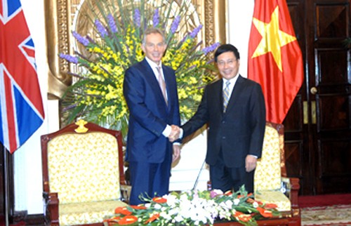 Глава МИД Вьетнама принял экс-премьера Великобритании Тони Блэра - ảnh 1