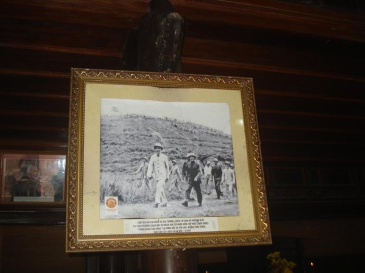 Посещение дома-музея генерала армии Во Нгуен Зяпа - ảnh 4