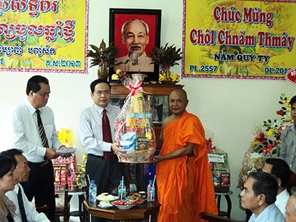 Жители-кхмеры встречают традиционный новогодний праздник «Chol Chnаm Thmay» - ảnh 1