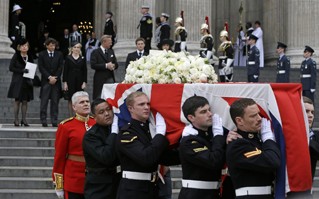 В Лондоне прошла торжественная церемония похорон Маргарет Тэтчер - ảnh 1