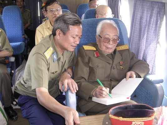 Генерал армии Во Нгуен Зяп во время возвращения в Диенбиенфу - ảnh 11
