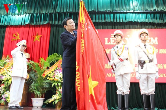 Президент СРВ Чыонг Тан Шанг посетил среднюю школу полиции - ảnh 1