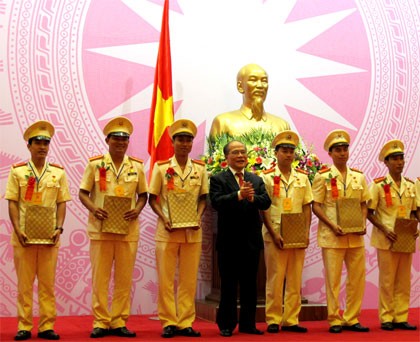 Спикер вьетнамского парламента встретился с представителями примерных молодых милиционеров - ảnh 1