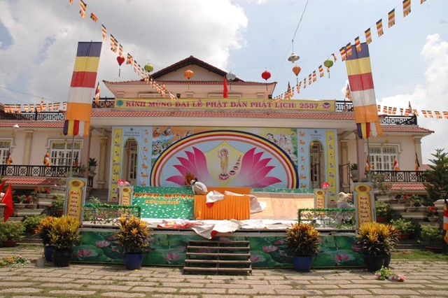 Во Вьетнаме проходят различные мероприятия в честь Дня рождения Будды - ảnh 1