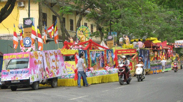 С празднования Дня рождения Будды можно хорошо увидеть свободу вероисповедания во Вьетнаме - ảnh 1