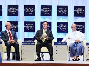 Премьер-министр СРВ Нгуен Тан Зунг принимает участие в саммите ВЭФ по Восточной Азии - 2013 - ảnh 1