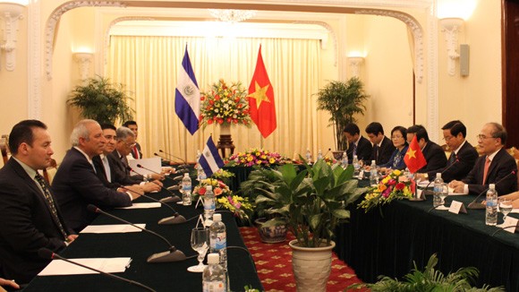 Президент Законодательной Ассамблеи Эль-Сальвадора прибыл во Вьетнам с визитом - ảnh 1