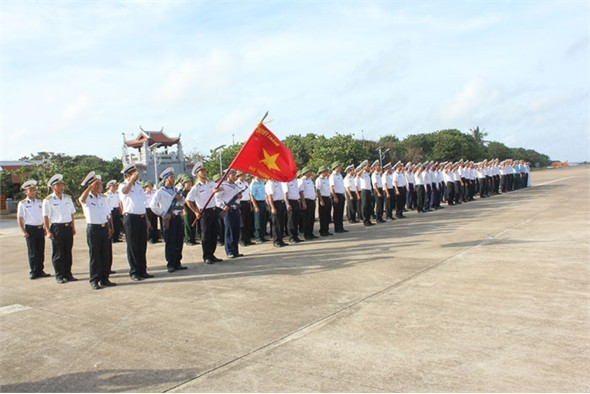 Церемония поднятия флага на острове «Большой Чыонгша» - ảnh 1