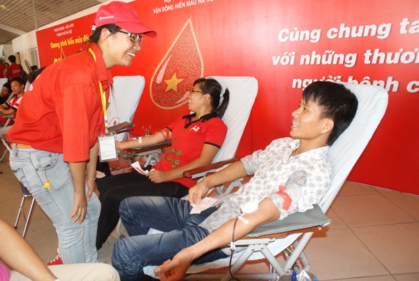 В провинциях и городах Вьетнама развертывается кампания «Добровольная сдача крови летом 2013 г. - ảnh 1