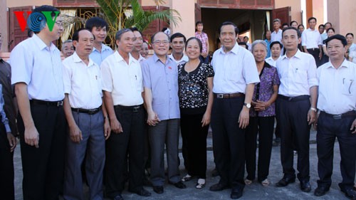 Председатель Национального собрания СРВ встретился с избирателями уезда Тхатьха - ảnh 1