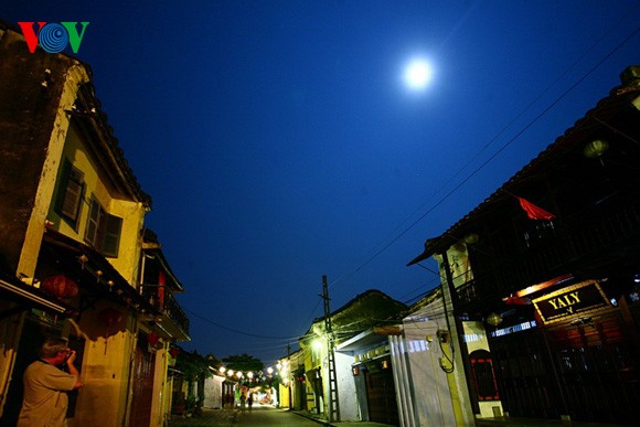 Уличные звуки в лунные ночи в древнем городе Хойан - ảnh 4