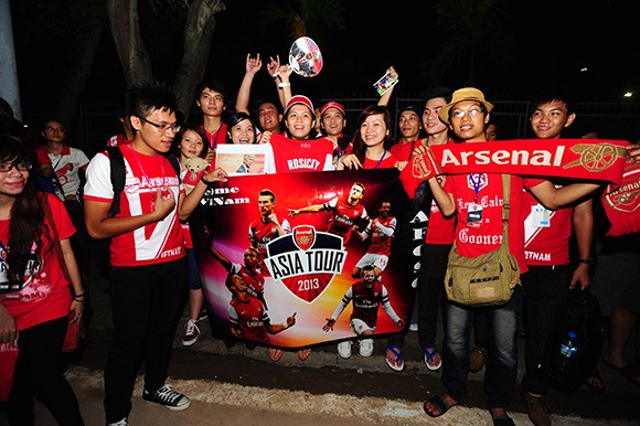 Вьетнамские болельщики приветствовали приезд в страну игроков футбольного клуба Арсенал - ảnh 1