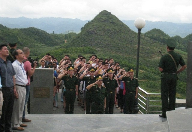 Молодые эмигранты посетили каменное плоскогорье Донгван - ảnh 1