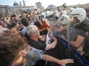 Турецская полиция вновь вынуждена использовать слезоточивый газ и водометы для разгона демонстрантов - ảnh 1