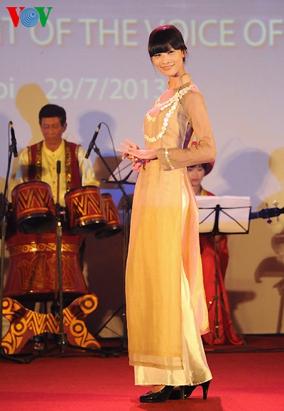 Показ платья «ао-зай», соединяющего культуры Востока и Запада - ảnh 3