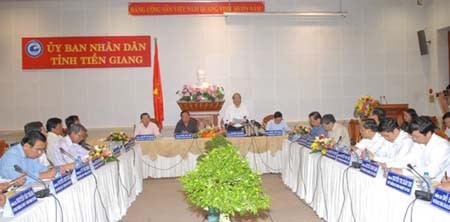 Вице-премьер Нгуен Суан Фук провел рабочие встречи с руководителями провинций Тиензянг и Лонган - ảnh 1