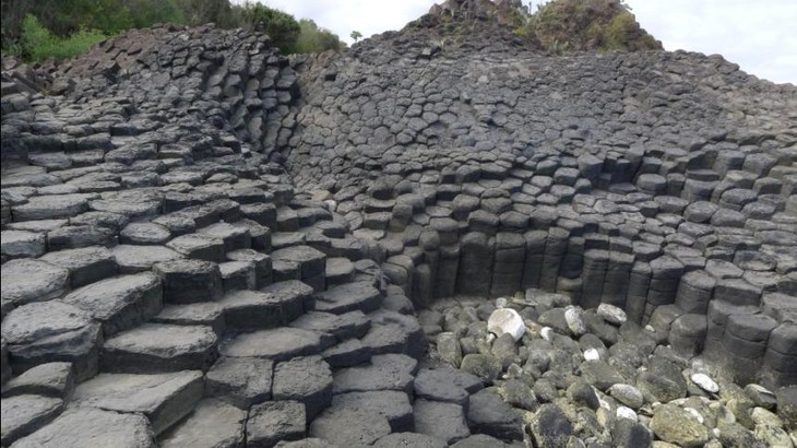 Грандиозное скопление вулканических пород в виде громадных каменных столбов - ảnh 3
