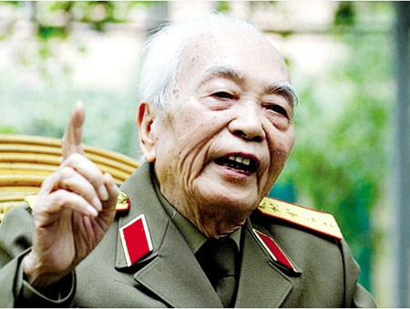 Генсек ЦК КПВ Нгуен Фу Чонг поздравил генерала армии Во Нгуен Зяпа с 102-летнием юбилеем - ảnh 1