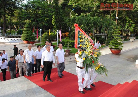 Нгуен Шинь Хунг преподнес благовония к памятнику бывшему президенту СРВ Тон Дык Тхангу - ảnh 1