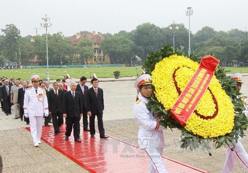 Руководители Вьетнама посетили Мавзолей президента Хо Ши Мина - ảnh 1