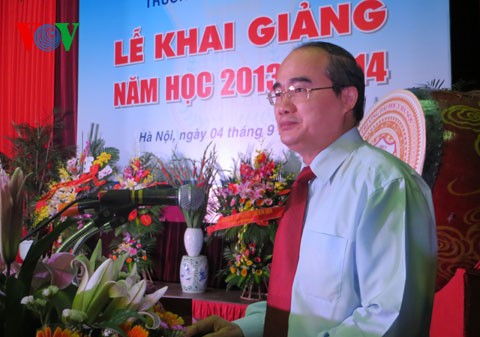 Руководители Вьетнама приняли участие в церемониях начала нового учебного года - ảnh 1