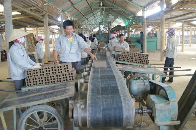 Вьетнамские предприятия участвуют в строительстве новой деревни - ảnh 3