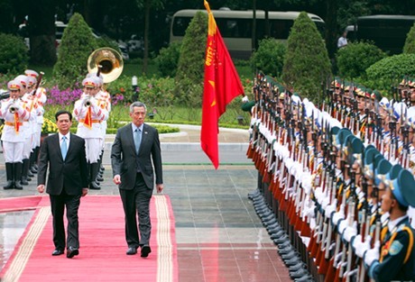 Во Вьетнаме с официальным визитом находится премьер-министр Сингапура - ảnh 2