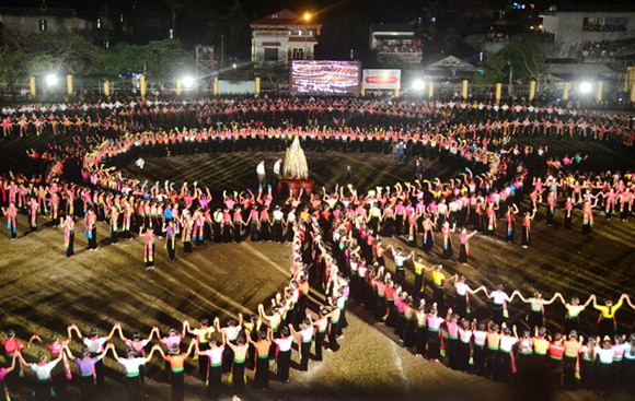 Показ народных танцев северо-западного вьетнамского региона достиг рекорда Гиннеса Вьетнама - ảnh 1