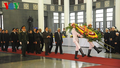 Во Вьетнаме проходит траурная церемония прощания с генералом армии Во Нгуен Зяпом - ảnh 1